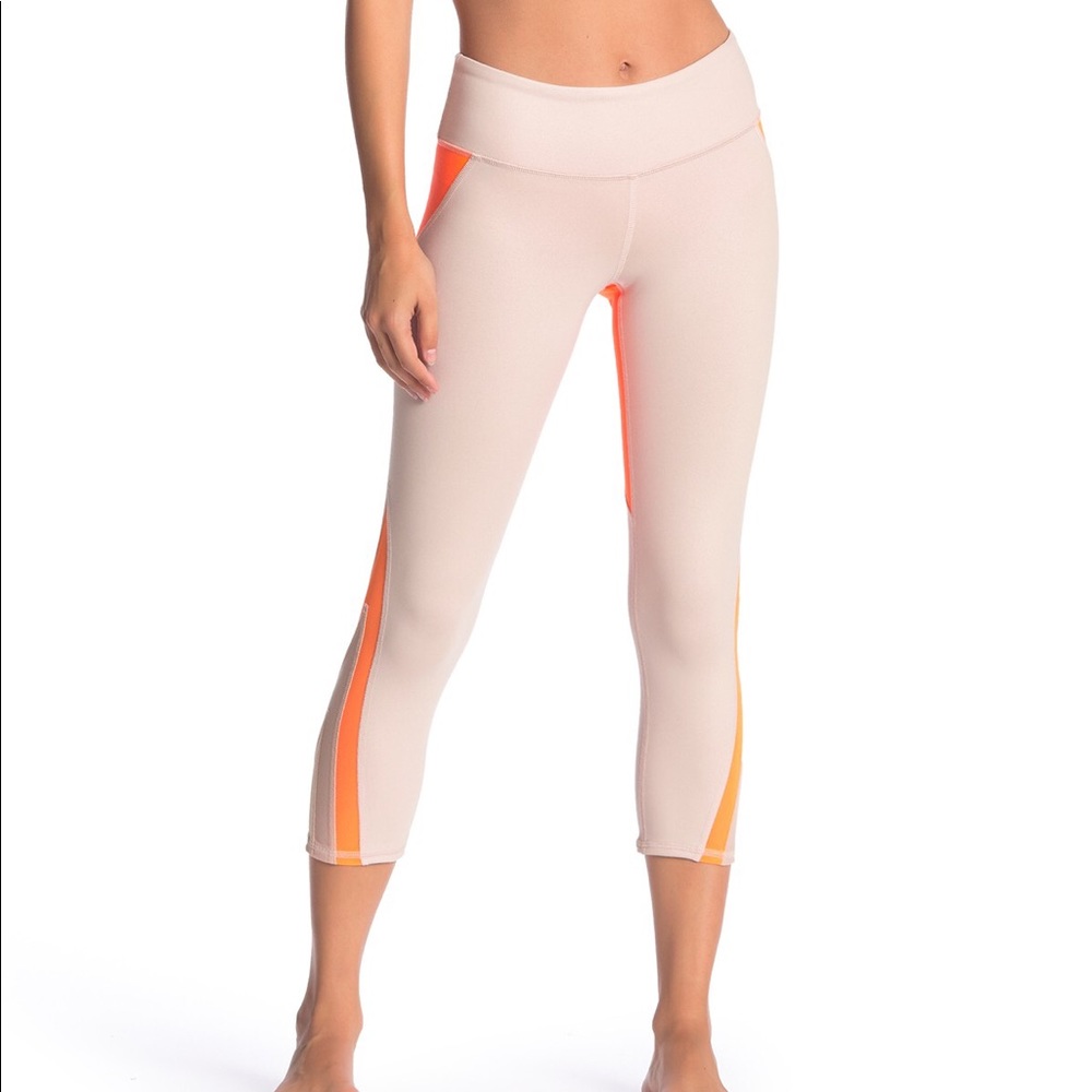 NWOT Alo Range Mesh Capri Leggings Buff Lily Small